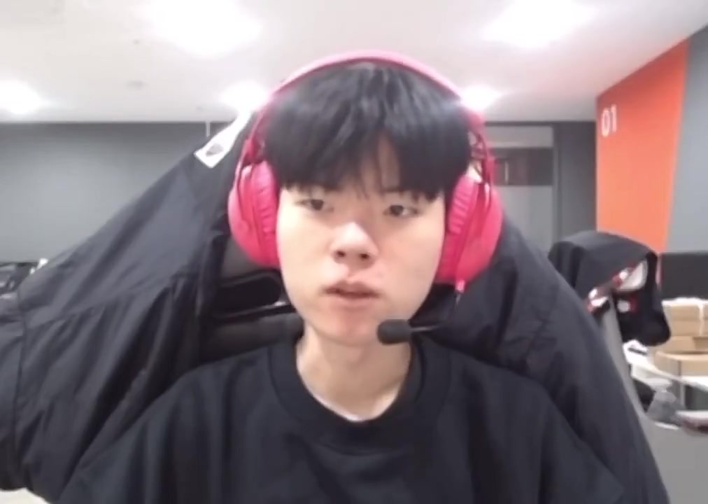 Deft：我跟Canyon去吃了海底捞，菜单看见了T1套餐😂